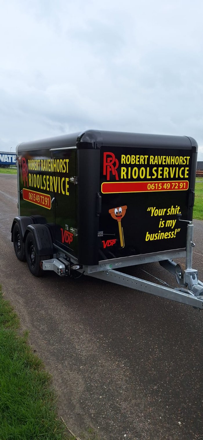 Bladeren en vuil in je regenpijp of dakgoot kunnen verstoppingen veroorzaken  Robert Ravenhorst Rioolservice Moordrecht / Waddinxveen