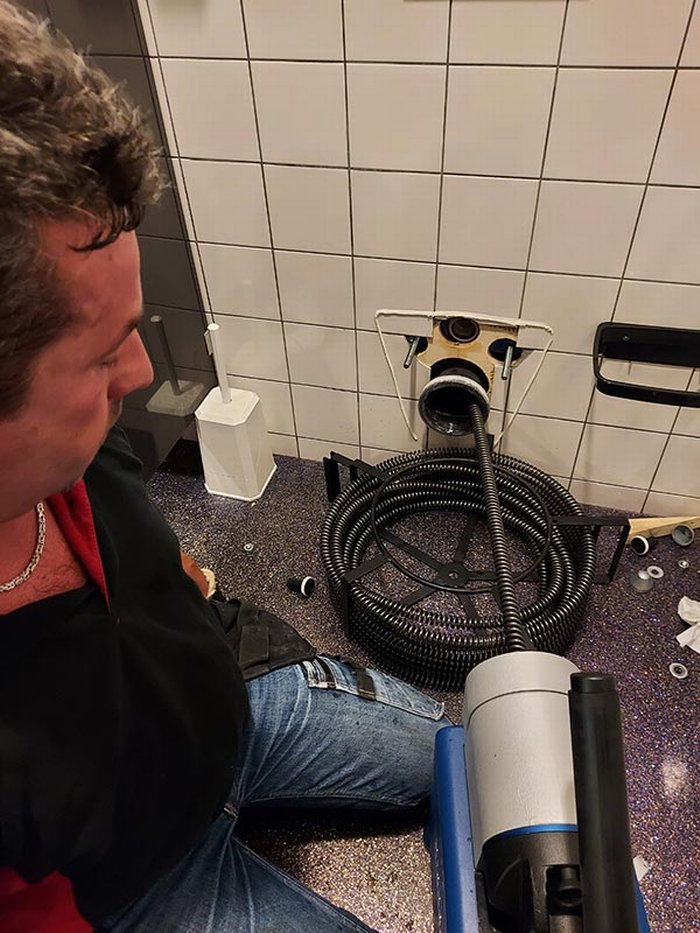 Stap 5, Gebruik een rioolslang (indien nodig)  Robert Ravenhorst Rioolservice Moordrecht / Waddinxveen